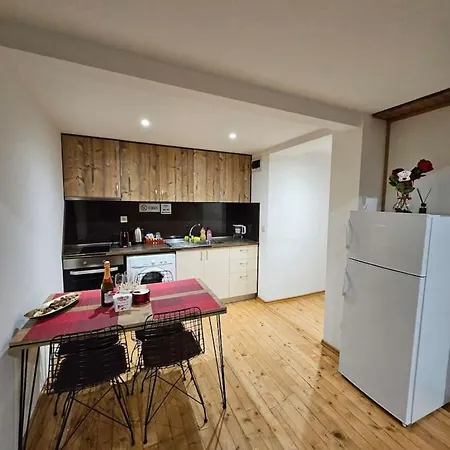 Apartment Center 7 *