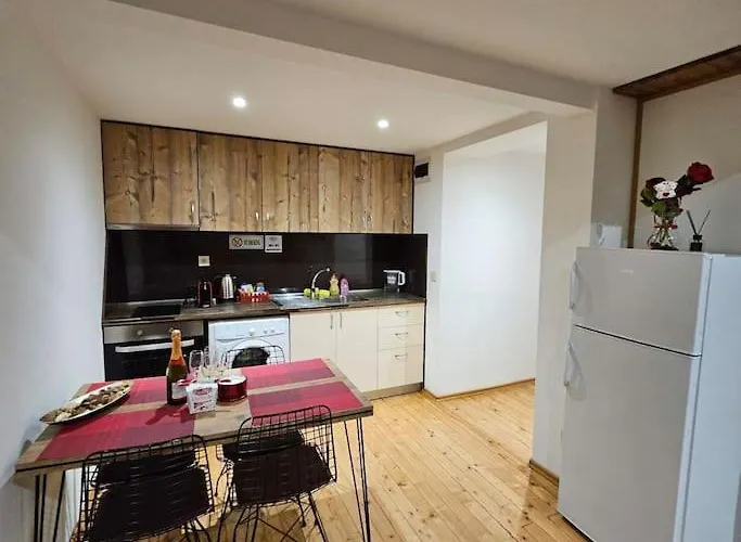 Apartment Center 7 *